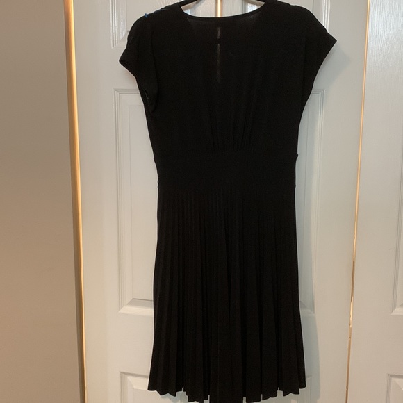 Alfani black knit cap sleeves, v neck, fit & flare pleated skirt empire waist, M - Picture 7 of 10